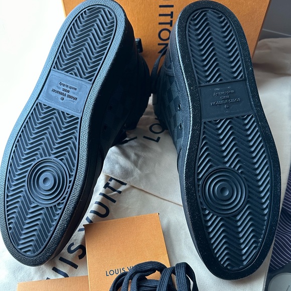 The Rivoli sneaker boot is a sleek hi-top in LV iconic Damier Graphite canvas. - Picture 5 of 8